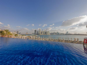 WelHome - Oceanfront Elegance 1BR Apt With Palm & Sea Views